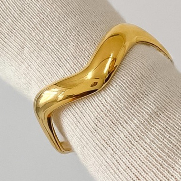 18K V Bangle Bracelet - Picture 5 of 5